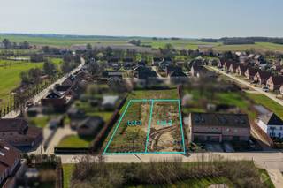 In een rustige en kindvriendelijke woonwijk in het charmante Bierbeek ligt deze bouwgrond (LOT 2) voor halfopen bebouwing met een...