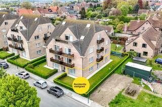In het centrum van Oudenburg bevindt zich dit verzorgd gelijkvloers appartement in de residentie Lindenhof. Dankzij de centrale ligging geniet u van een vlotte bereikbaarheid en bevinden winkels, openbaar vervoer en andere voorzieningen zich op wandelafstand.<br /><br />Het appartement, gebouwd in 2000 en met een bewoonbare oppervlakte van ca. 94 m², werd doorheen de jaren goed onderhouden. Zo werden alle ramen in 2011 vernieuwd naar PVC met hoogrendementsglas en is de videofonie recent vervangen.<br /><br />Bij het betreden van het appartement komt u in de inkomhal met gastentoilet. De lichtrijke leefruimte met tegelvloer vormt samen met de open keuken het hart van de woning. De keuken is praktisch ingericht en voorzien van alle nodige toestellen, ideaal voor dagelijks comfort.<br /><br />Verder beschikt het appartement over twee volwaardige slaapkamers, waarvan één met ingemaakte kasten, een badkamer met ligbad en een handige berging/wasplaats.<br /><br />Een absolute troef is het privatief genot van de tuin, waar u in alle rust kan genieten van het buitenleven.<br /><br />Extra comfort wordt geboden door een ruime garage (nr. 43) met elektriciteit en water, verplicht mee aan te kopen.<br /><br />Dit appartement leent hem zowel als ideale permanente woning maar ook als investering. <br />Benieuwd naar meer? Vraag uw bezoek aan via ons gekende nummer 059/250 590