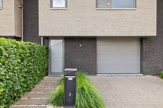 <p><span>Uitstekend gelegen gezinswoning met inpandige garage en mooi aangelegde tuin (430m²)</span></p><p><span> </span></p><p><span>Dit betreft een recente & ruime gezinswoning (BJ 2013) voorzien van alle comfort met o.a. 3 à 4 slaapkamers, vloerverwarming en een zeer aangename tuin.</span></p><p><span>Qua ligging is de woning gelegen op een absolute toplocatie met op wandelafstand o.a. een lagere school, kleine winkels en het gezellige Preekekeplein. </span></p><p><span>De aangename woonsfeer met veel lichtinval & interactie tot het buitenleven, de ruime bewoonbare oppervlakte van 214m² en het functionele vloerplan voor jonge gezinnen zijn slechts enkele van de vele troeven.</span></p><p><span> </span></p><p><span>INDELING</span></p><p><span> </span></p><p><span>Gelijkvloers:</span></p><p><span>Oprit met plaats voor meerdere wagens.</span></p><p><span>Riante inkomhal met gastentoilet en ruimte voor vestiaire.</span></p><p><span>Ruime woonkamer (48m²) met open keuken, veel lichtinval en 100% interactie met tuin & terras.</span></p><p><span>Hedendaags uitgeruste keuken, voorzien van o.a. ontbijthoek, anderhalve spoelbak, composieten werkblad, ingebouwde koffiemachine, vaatwas, inductievuur en 2 ovens. </span></p><p><span>Berging aan keuken met o.a. aansluiting voor wasmachine.</span></p><p><span>Garage met automatische sectionaalpoort.</span></p><p><span>Mooi aangelegde tuin met verschillende gezellige terrassen, kleine waterpartij en tuinberging (Padouk).</span></p><p><span> </span></p><p><span>1e verdieping:</span></p><p><span>Master bedroom met dressing (23m²).</span></p><p><span>Comfortabele kinderkamer (17m²).</span></p><p><span>Badkamer met ligbad, inloopdouche, dubbel lavabomeubel en toilet.</span></p><p><span> </span></p><p><span>2e verdieping:</span></p><p><span>3e slaapkamer (20m²).</span></p><p><span>Overloop bureau / fitnesskamer (19m²) met mogelijkheid tot 4e slaapkamer.</span></p><p><span> </span></p><p><span>EXTRA</span><span><br />Bouwjaar 2013, in onberispelijke staat van onderhoud.</span></p><p><span>Vloerverwarming op het gelijkvloers, radiatoren op de verdieping, beiden via HR condensatieketel op aardgas.</span></p><p><span>Conforme elektrische installatie.</span></p><p><span>Energetische topscore met EPC label A (75 kWh/m²).</span></p><p><span>ALU ramen met dubbele HR beglazing.</span></p><p><span>Sunscreens voorzien op bijna alle ramen, incl. lichtstraat in woonkamer.</span></p><p><span>Automatische zonnetent voorzien over het terras.</span></p><p><span>Regenwaterput voorzien van 7.500L (toiletten & wasmachine).</span></p><p><span>Voorvoorzieningen zonnepanelen aanwezig.</span></p><p><span>Uitstekend gelegen vlakbij het gezellige Preekekeplein en mooie groenzones doorheen de natuur.</span></p><p><span>Op wandelafstand van alle lokale faciliteiten (Kleine winkels & lagere school).</span></p><p><span>Zeer vlotte mobiliteit richting Gent & Antwerpen door de nabijheid van E34.</span></p><p><span> </span></p><p><span>Absolute topper in de klasse van de energiezuinige, moderne & instapklare gezinswoning! </span></p><p><span> </span></p><p><span>EPC 75 - Label A</span></p><p><span>Wg - Vg - Gvv - Gvkr - Gmo</span></p><p><span> </span></p><p><span> </span></p>
