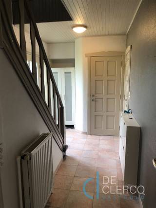 <p><span> Super charmante halfopen bebouwing met inpandige garage TE HUUR, op een topligging nabij het centrum van Lochristi!</span><br /><br /><span>Deze lichtrijke woning met ruime garage is heel rustig gelegen maar toch op wandel-en fietsafstand van het dorp van Lochristi.</span><br /><br /><span>De woning bevat op het gelijkvloers een inkomhal met gastentoilet, een zeer gezellige leefruimte met elektrische sierhaard, een lichtrijke veranda met zicht op de mooie tuin en een goed uitgeruste geïnstalleerde keuken.</span><br /><span>Op de eerste verdieping zijn er 2 ruime slaapkamers en 1 kleinere slaapkamer terug te vinden en een badkamer met lavabo, douche en toilet.</span><br /><br /><span>Een garage met automatische poort en een ruime opbergruimte/wasplaats bevinden zich op de begane grond. Er is eveneens een ruime, bruikbare zolder aanwezig</span><br /><br /><span>Deze charmante woning heeft bovendien een zeer gezellige, volledig afgesloten tuin met houten terras en tuinberging. </span><br /><br /><span>De woning beschikt over alle comfort en is meteen instapklaar. Er wordt centraal verwarmd met aardgas.</span><br /><br /><span>De huurprijs voor deze woning bedraagt 1.085 euro, dit is inclusief de kosten van de tuinman (2x per jaar) voor het groot onderhoud van de tuin.</span><br /><br /><span>Uw contactpersoon voor dit pand is Leen De Clercq, afspraken kunnen steeds via mail naar leen@vastgoed-dc.be worden vastgelegd</span></p>