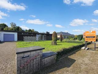 <p>Deze te renoveren karaktervolle woning in Tremelo valt op door haar unieke architectuur en retro-uitstraling. Grote raampartijen en houten plafonds geven de woning een eigen karakter.</p><p>Via de inkomhal met gastentoilet en ingebouwde kasten komen we in de ruime leefruimte, die plaats biedt voor een gezellige zithoek en eetplaats. De grote raampartijen zorgen voor een aangenaam zicht op de tuin. Aansluitend bevindt zich de keuken, voorzien van verschillende kasten en de nodige ruimte om te koken.Verder beschikt de woning over drie slaapkamers en een badkamer, elk met hun eigen indelingsmogelijkheden. De opbergruimte en inpandige garage bieden bijkomende opslagmogelijkheden.</p><p>Buiten bevindt zich een groene tuin met voldoende ruimte om een gezellige zithoek te creëren.</p><p>Ideaal voor wie op zoek is naar een gelijkvloerse woning met architecturaal karakter en mogelijkheden om deze volledig naar eigen smaak te renoveren.</p><p>50 m verder in de straat is er een mogelijkheid een mooie landbouwgrond van 36 are 80 bij aan te kopen!</p><p>EPC: 1.108 kWh/m² – Label F UC: 20261018-0003978804-RES-1</p><p>Interesse in deze unieke woning in Tremelo? Plan nu een bezoek.</p><p>Woongebied landelijk karakter en agrarisch gebied, Vergunning, Geen verkavelingsvergunning, Geen dagvaarding, Geen voorkooprecht.</p>