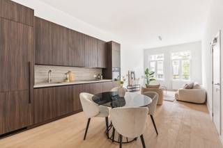 Ben je op zoek naar een trendy, instapklaar appartement op een absolute toplocatie in Antwerpen? Dit hippe appartement op het Zuid combineert een zee van licht met een zalig gevoel van ruimte. Dankzij de hoge plafonds voelt elke ruimte hier meteen super luchtig aan. Vooraan het appartement bevindt zich de leefruimte, die dankzij de grote raampartijen baadt in het natuurlijke daglicht. De gezellige zithoek loopt naadloos over in de open keuken. De keuken is volledig uitgerust en strak afgewerkt met een warme, donkere hout-look. Direct naast de keuken vind je bovendien een heel praktische wasberging en het appartement beschikt ook over een modern, apart toilet.<br /><br />Aan de rustige achterzijde ligt de comfortabele slaapkamer. Grote troef hier is de directe toegang tot een super leuk, gezellig terras. Het terras is perfect zuidgericht, wat betekent dat je hier de hele dag door van de zon kunt genieten! Aansluitend aan de slaapkamer bevindt zich de smaakvol afgewerkte badkamer. Deze is voorzien van een eigentijds houten meubel met een dubbele lavabo en een royale inloopdouche.<br /><br />Ook aan het praktische comfort is gedacht: op het gelijkvloers is er een handige gemeenschappelijke fietsenberging aanwezig en in de ondergrond beschik je over een ruime private kelder voor extra opbergruimte. Kortom, een unieke buitenkans voor wie houdt van licht, ruimte en het bruisende stadsleven!<br /><br />Zie jij jezelf al genieten van de zon op dit heerlijke terras?<br />Maak snel een afspraak voor een bezichtiging via info@goose.be of bel naar 03 369 36 38.