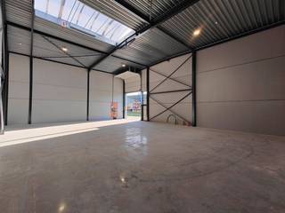 Fantastisch gelegen nieuwbouw KMO-unit van 262 m² te huur op bedrijventerrein Rodenbach Zuid nabij de Zwartegatstraat te Oostkamp.De loods met een...