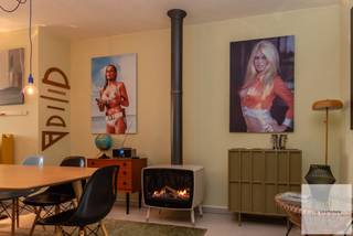 Exclusief penthouse te koop in Oostende – wonen op toplocatie nabij zee<br /><br />Ontdek deze prachtige penthouse op de vijfde en bovenste verdieping van een recent gebouw (bouwjaar 2015), gelegen op slechts 400 meter van de zee. Hier geniet je van rust, licht en ruimte, gecombineerd met een uitstekende ligging.<br /><br />Het appartement heeft een bewoonbare oppervlakte van 103 m² en beschikt over twee ruime terrassen: één aan de voorzijde (38 m²) en één aan de achterzijde (39 m²). Zo kan je op elk moment van de dag genieten van zon, buitenruimte en privacy.<br /><br />Dankzij de recente bouw voldoet het appartement aan alle hedendaagse comfortnormen:<br />- Goede EPC-score<br />- Elektriciteit gekeurd en conform<br />- Airco installatie<br />- Waterverzachter<br />- Moderne afwerking en aangenaam wooncomfort<br /><br />Deze penthouse is ideaal als vaste woonst, tweede verblijf of investering aan zee. De combinatie van ruimte, buitenleven en topligging maakt dit een zeldzame opportuniteit in Oostende.<br /><br />- Rustig gelegen, dicht bij zee, winkels en openbaar vervoer<br />- Instapklaar penthouse met twee terrassen<br /><br />Indeling? Een ruime living met gaskachel, open geïnstalleerde keuken, berging/technische ruimte, nachthall, twee slaapkamers, apart toilet en badkamer met ligbad en dubbel lavabomeubel.<br />Terras op de voorgevel en terras op de achtergevel.<br />Gemeenschappelijke fietsenberging en afvallokaal aanwezig!<br /><br />Interesse? Dit unieke aanbod moet je gezien hebben!