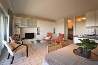 Deze ruime studio op de 5<sup>de</sup> verdieping is zuidgericht met uitzicht over de duinen. In de inkomhal is er een vestiaire/bergkast en de badkamer beschikt over een ligbad met douche, wastafel en toilet. De open leefruimte omvat een kitchenette met vaatwasser en combioven en een ruime maatkast met opklapbed van 1.60m. Samen met de afsluitbare slaaphoek biedt deze studio slaapgelegenheid aan 5 personen. Op het extra brede terras (7m) kan je volop van de zon genieten en is er ook nog ruimte voor andere zaken. Uitstekende ligging, dicht bij het strand en de winkels (100m) en restaurants.<br />Gemeubeld – EPC-waarde: 199 (label B)<br />Er is bovendien een gemeenschappelijke fietsenstalling in de residentie zelf.<br />