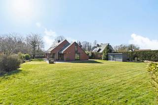 U bent op zoek naar een ruime woning (villa), 4 slaapkamers, grote tuin, residentieel gelegen, met veel lichtinval.....? Dan kan deze woning/locatie u zeker en vast bekoren. Met haar tijdloze stijl heeft zij het volgende te bieden: - gelijkvloers: ruime inkomhal met toilet, bureelruimte, praktijkruimte/hobbyruimte, keuken, leefruimte (met moderne en stijlvolle houtkachel, gezelligheid troef bij koude winteravonden), allemaal voorzien van grote raampartijen en uitgevend op de tuin. Alsook nog een garage voor 2 wagens met onderaan een kelder (40m²). - de verdieping: lichtrijke nachthal met doorloopkamer, 4 slaapkamers en de vernieuwde badkamer. Deze residentieel gelegen villa grenst aan de groene long van Affligem met vrijetijdsmogelijkheden in overvloed (wandelingen, fietsroutes (MTB-routes) enz...) Zij bevindt zich op amper 3 min van de autosnelweg E40 en wandelafstand van een school. Interesse in deze opportuniteit? Aarzel dan zeker en vast niet ons te contacteren voor een bezoekmoment via affligem@immoaccenta.be. Nieuwsgierig naar de indeling van de woning? Volg deze link: https://my.matterport.com/show/?m=rU86GyYZnaD of www.geukenshage39.be. Bieden vanaf 699.000€ !