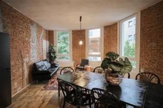 (STUDENTS ONLY) Looking for a cozy student apartment in the heart of Antwerp? Four comfortable student rooms are still available on the lively Fransenplaats, with rents ranging from €495 to €585 per month.Fransenplaats 6 is more than just a place to live and study. The PIVA and KdG campuses are within walking distance, and shops, public transportation, and the city center are all easily accessible. The residence combines comfortable student rooms with pleasant common areas. It’s the ideal place to study, relax, and live together in a charming neighborhood.On the ground floor, you’ll find Paulette, the cozy coffee bar run by resident Paulien. It’s the perfect spot to start your day, study with a cup of coffee, or meet your neighbors.A unique place where comfortable living, Antwerp city life, and a wonderful community come together.