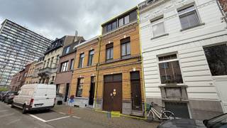 Welkom bij deze te renoveren eengezinswoning met magazijn in het hart van Wilrijk. Dit karaktervolle pand biedt 180 m² woonoppervlak verdeeld...