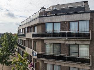 <p>Midden in het centrum van Aalter, op de tweede verdieping, vind je dit ruime appartement van 110 m² bewoonbare oppervlakte. De ligging in het centrum betekent dat je te voet naar winkels, scholen en sportfaciliteiten kan, terwijl openbaar vervoer, het station en de invalswegen ook binnen handbereik liggen. Een instapklare woning waar je meteen je intrek kan nemen, in een buurt die alles combineert wat je nodig hebt. Bij binnenkomst leidt de inkomhal, met ingemaakte kasten, je naar een lichtrijke leefruimte van meer dan 30 m², die dankzij de ruime opzet volop mogelijkheden biedt om zithoek en eetplaats comfortabel in te richten. Het appartement telt in totaal twee slaapkamers met ingemaakte kasten, waarvan er twee elk zo'n 17,7 m² meten, ideaal als ouderslaapkamer of ruime kinderkamer, kantoor of hobbyruimte. De badkamer is functioneel afgewerkt en sluit naadloos aan bij de rest van de instapklare afwerking van de woning. Naar buiten toe geniet je van een terras georiënteerd op het noordwesten, perfect om ‘s avonds nog van de laatste zonnestralen te genieten. Bij het appartement is er een mogelijkheid om bovendien een eigen garage aan te kopen (€ 25.000,00), een echte troef in het centrum van Aalter waar parkeerruimte niet altijd vanzelfsprekend is. Het gebouw dateert van 1981 en het appartement verkeert in instapklare staat, met aansluiting op water en elektriciteit. Er is een private kelderberging en een gemeenschappelijk fietsenberging aanwezig.</p><p> </p><p>Wil je dit appartement met zijn centrale ligging, ruime indeling en eigen garage graag zelf komen bekijken? Neem gerust contact op met ons kantoor om een bezoek in te plannen, we staan klaar om al je vragen te beantwoorden.</p>