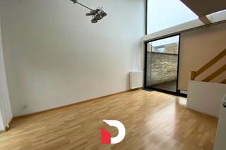 BEZOEKMOMENT VOLZET - Ruime woning gelegen in project 'Pandreitje' op een rustige ligging in centrum Brugge. De woning heeft op het gelijkvloers, 2 slaapkamers en een badkamer met douche, toilet en lavabo, berging voor wasmachine en droogkast; op de eerste verdieping is er een 3de slaapkamer met badkamer voorzien van een ligbad, dubbele lavabo en toilet, op de tweede verdieping bevindt zich de leefruimte met ingerichte keuken en toegang tot het ruim zonnig terras, vanuit de 2de verdieping is er nog een trap naar een mezzanine waar de zithoek kan geplaatst worden. EPC: 299 kWh/m². Plan eenvoudig uw bezoekmoment online: www.delbecque.immo.