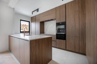 Residentie Luppen: kleinschalig renovatieproject nabij het Groen Kwartier<br /><br />Nabij het Groen Kwartier bevindt zich dit kleinschalig renovatieproject, op wandelafstand van scholen, winkels, openbaar vervoer en sfeervolle horecazaken. <br />Dit hippe project omvat 6 appartementen en 1 penthouse, met verschillende indelingen en keuze uit 1 of 2 slaapkamers, met oppervlaktes variërend van 50 tot 80 m². Elk appartement beschikt over een aangenaam, zuidgericht terras met uitzicht op het woonerf De Confiserie.<br /><br />De appartementen worden afgewerkt met kwalitatieve en duurzame materialen en zijn energiezuinig (zonnepanelen, vloerverwarming, ventilatiesysteem). Bovendien zijn alle appartementen volledig geschilderd en dus onmiddellijk instapklaar.<br /><br />Info en verkoop:<br />De verkoop geschiedt onder BTW op het constructieaandeel en registratierechten op het grondaandeel.<br />De aankoop van een kelderberging is verplicht (prijzen vanaf 4.500, exclusief aankoopkosten).<br />Optioneel kan er een ondergrondse autostaanplaats worden aangekocht.<br />Voor meer info: bel Karin op 0486/97 84 27 of mail karin@reds.be