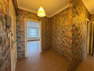 <strong>Te huur: Ruim appartement met veel lichtinval in Genk</strong><br /><br />📍 Winterslagstraat 33/59, 3600 Genk<br />🏢 5de verdieping<br /><br />Dit aangename appartement op de vijfde verdieping biedt een praktische indeling en veel natuurlijke lichtinval.<br /><br /><em><u>Indeling:</u></em><br />Inkomhal<br />Keuken <br />Ruime leefruimte met veel licht<br />3 slaapkamers<br />Badkamer met inloopdouche en enkele lavabo<br />🚫 Geen parking of kelderberging inbegrepen.<br /><br /><em><u>Financieel:</u></em><br />Huurprijs: €850 / maand<br />Algemene onkosten: €320 / maand<br />(voorschot voor water en verwarming)<br />Huurwaarborg: €2.550<br /><br />⚡ EPC: 165 kWh/m²/jaar – Label B<br /><br />Interesse in dit appartement? Neem gerust contact op voor meer informatie of een bezichtiging. Mailen kan naar briana@hermania.be