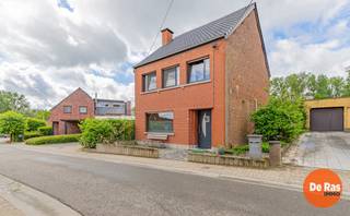 DENDERHOUTEM - Deze op te frissen woning is uitstekend gelegen, op een boogscheut van de dorpskern, met alle voorzieningen zoals supermarkten, scholen, winkels, sportcentrum en openbaar vervoer in de directe omgeving. Daarnaast geniet deze woning een heel goede bereikbaarheid door zijn ligging vlakbij de N45 en de op- en afritten van de E40.<br /><br />Naar indeling toe is de woning op het gelijkvloers voorzien van een inkomhal, een woonkamer, een ingerichte keuken, een apart toilet en een badkamer. Op de eerste verdieping bevinden zich 3 slaapkamers en een toilet. Verder beschikt de woning nog over een zolder, die mogelijkheden biedt, en een kelder. <br /><br />Buiten is de woning voorzien van een zeer ruime oprit, leuk terras en een garage.<br /><br />Naar comfort toe beschikt dit pand over centrale verwarming op stookolie, dubbele beglazing (ALU), isolatie op de zoldervloerplaat, vernieuwd dak (2018),... <br /><br />Kortom, bent u op zoek naar een op te frissen woning met 3 slaapkamers, ruime oprit en een garage op een uitstekende locatie te Denderhoutem? Aarzel dan niet en maak snel uw afspraak! Meer info of bezoek 053/60.65.60.<br /><br />De vermelde prijs is een richtprijs. Na ontvangst van de biedingen zal de verkoper beslissen of hij de eigendom verkoopt aan het beste bod. De richtprijs is aldus niet bindend voor de verkoper. Voor meer info kunt u ons contacteren of het reglement raadplegen op onze website.