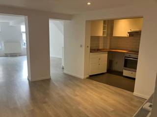 <p>📍 <strong>Appartement te huur - Centrum Halle</strong></p>
<p>Ruim appartement met <strong>2 slaapkamers en mezzanine</strong>, gelegen in het centrum van Halle en vlakbij winkels en scholen.</p>
<p>✅ Ruime leefruimte met living en eetplaats<br />✅ Keuken en badkamer<br />✅ Mezzanine die kan dienen als bureaukamer, hobbykamer of extra bergruimte<br />✅ Terras achteraan zonder inkijk en zeer rustig gelegen<br />✅ Mogelijkheid tot bijhuren van parkeerplaats vlakbij</p>
<p>📅 Bezoeken mogelijk vanaf <strong>24 augustus</strong>.</p>
<p>Interesse? Contacteer ons voor meer informatie of een bezoek.</p>