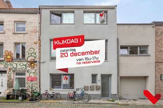 <p><strong>KIJKDAG - Zaterdag 20 december, reserveer tijdig je tijdslot tussen 15u en 17u via onze website. </strong><br /><br />In een rustige en karaktervolle straat in het centrum bevindt zich dit aantrekkelijk opbrengstgebouw met drie ruime en energiezuinige appartementen. De verzorgde voorgevel en het nette interieur, zichtbaar in de fotoreeks, weerspiegelen meteen de zorg waarmee het pand werd onderhouden. Dankzij de praktische indelingen en hedendaagse afwerking geniet elk appartement van een sterke verhuurbaarheid.<br /><br />Het gelijkvloerse appartement biedt een royale leefruimte met open keuken, twee slaapkamers, een praktische dressing en een ruime badkamer met ligbad. Op de eerste verdieping bevindt zich een tweede appartement met een lichtrijke leefruimte, moderne keuken en twee goed ingedeelde slaapkamers. De badkamer en het aparte toilet sluiten logisch aan op de leefzones, wat zorgt voor een rustige en overzichtelijke woonindeling.<br /><br />Het derde appartement vormt een belangrijke troef: een duplex met drie slaapkamers, verdeeld over twee niveaus. De eerste woonlaag omvat een ruime living, open keuken en eetplaats, twee slaapkamers en een badkamer. Via de interne trap bereikt men de zolderverdieping met een derde slaapkamer en extra bergruimte, wat dit appartement bijzonder veelzijdig maakt.<br /><br />Met zijn sterke energetische prestaties, eigentijdse leefruimtes en duidelijke groeimarge in huurinkomsten combineert dit gebouw zekerheid met toekomstpotentieel. Een zorgeloze en waardevaste investering voor wie op zoek is naar een opbrengsteigendom met bewezen aantrekkingskracht.<br /><br />Voor meer info of een plaatsbezoek, contacteer bvm-vastgoed via 016 23 21 45.</p>