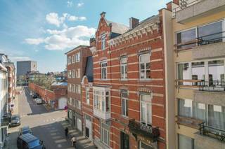 Bent u op zoek naar een topinvestering of ideale stadsstudio?Deze ruime, lichtrijke studio (34 m²) combineert authentieke charme met modern comfort...