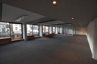 Bureau rénové à vendre au centre-ville de Bruxelles. L'espace est très lumineux et équipée de tout le confort moderne. Vous trouverez également des sanitaires privatives et une kitchenette entièrement équipée. Facilement accessible par les transports en commun (métro Madou à 450 m et métro Botanique à 250 m) et en voiture. Plusieurs places de parking disponibles dans l'immeuble.