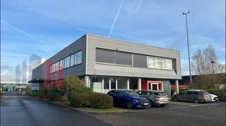 Fantastisch gelegen bedrijfsgebouw bestaande uit een magazijn (272 m²) in combinatie met een kantoor (235 m² - uitbreidbaar indien gewenst) te...