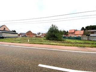 Droomt u van een vrijstaande woning die helemaal aansluit bij uw manier van leven, met volop aandacht voor tuin en buitenruimte? Aan Kiezel, aan de rand van Meerhout-Zittaart, biedt KRIAN deze bouwgrond van 1.114 m² aan voor € 149.900.<br /><br />Het perceel ligt in woongebied, in een woonlint dat aansluit op het open landschap. De oppervlakte geeft u de ruimte om samen met uw architect een doordacht woonconcept uit te werken, waarbij de woning en de groene buitenruimte elkaar versterken. De ontsluiting van het perceel is volgens het stedenbouwkundig attest voorzien via Lindestraat.<br /><br />Op 4 maart 2025 werd een gunstig stedenbouwkundig attest onder voorwaarden afgeleverd voor één eengezinswoning in open bebouwing met bijgebouw. Het attest laat binnen de omschreven bouwzone zowel een plat als een hellend dak toe. Langs Kiezel geldt een maximale gevelbreedte van 20,37 meter. Een bijgebouw kan achter de woning worden voorzien, tot maximaal 55 m² en 3 meter hoog, volgens de voorwaarden van het attest.<br /><br />Groen krijgt hier een duidelijke plaats: het attest schrijft minstens 60% groenzone en minstens 40% tuinzone voor. Dat vormt een interessante basis voor wie een eigen gezinswoning wil combineren met een ruime tuin en aandacht voor het omliggende landschap. De precieze inplanting en inrichting worden bij het ontwerp afgestemd op de bouwzone en de voorschriften.<br /><br />Bij de verdere uitwerking moet rekening worden gehouden met de trage weg Pad nr. 99 op private eigendom, de bijbehorende bouwvrije strook, de voorziene grondafstand langs Lindestraat en de voorwaarden van de wegbeheerder. Het stedenbouwkundig attest is geen omgevingsvergunning: de concrete woning en de bijbehorende werken moeten nog worden vergund.<br /><br />KRIAN bezorgt u graag het stedenbouwkundig attest, de plannen en de beschikbare dossierstukken. Zo kunt u uw woonideeën samen met uw architect toetsen aan de concrete mogelijkheden en voorwaarden van deze kavel.<br /><br />Vraagprijs: € 149.900.<br />Perceeloppervlakte: 1.114 m².<br />P-score A, volgens het officiële overstromingsrapport van 4 februari 2026 voor het oorspronkelijke perceel waarvan deze kavel deel uitmaakt.<br /><br />Interesse in deze bouwgrond? Contacteer KRIAN op 014 59 26 06 of via info@krian.be voor meer informatie en het volledige dossier.