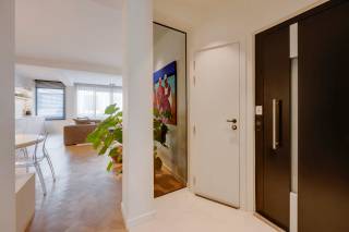 In de gegeerde Markgravewijk vinden we dit smaakvolle appartement op de 2de verdieping van een kleinschalig gebouw dat in 2021 volledig werd gerenoveerd door Vesper Projects. Hier woont u in een rustige en aangename woonomgeving, op een steenworp van het bruisende stadsleven. Het groene Hof van Leysen bevindt zich op wandelafstand, terwijl tal van gezellige restaurants, winkels en andere voorzieningen vlakbij gelegen zijn. Dankzij de nabijheid van belangrijke invalswegen en het openbaar vervoer geniet u bovendien van een uitstekende verbinding met het stadscentrum en de omgeving.<br /><br />Bij het betreden van deze parel valt meteen de hoogwaardige afwerking op. Zo vinden we doorheen het appartement onder meer een prachtige visgraatparket, stijlvolle mortexaccenten en praktische ingemaakte kasten. De inkomhal is voorzien van een vestiaire en gastentoilet en leidt naar de ruime leefruimte, die het hart van de woning vormt. Deze sluit naadloos aan op de open keuken, uitgerust met kwalitatieve inbouwtoestellen en een gezellige eetruimte. Verder beschikt het appartement over twee slaapkamers, waarvan één toegang biedt tot een aangenaam terras. De badkamer is volledig uitgerust met een ligbad, inloopdouche, wastafel en toilet.<br /><br />Bijkomende troeven zijn de aanwezige airconditioning en de praktische kelderberging, die inbegrepen is in de prijs. Kortom, een stijlvolle en instapklare woonst met twee slaapkamers en terras, gelegen op een toplocatie in de gegeerde Markgravewijk.<br /><br />Interesse?<br />Contacteer LISTED voor een bezoek: +32 3 283 51 51.
