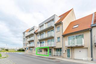 Bent u op zoek naar een lichtrijk en comfortabel appartement op een toplocatie? Dan is dit instapklare gelijkvloerse appartement in een recent gebouw uit 2011 precies wat u zoekt. Dankzij de uitstekende ligging, pal aan de jachthaven, vormt deze eigendom een mooie opportuniteit voor wie op zoek is naar een aangename woonplek of een interessante investering.<br /><br />Bij het binnenkomen wordt u verwelkomd in een ruime en lichtrijke leefruimte met aansluitend terras. De open, moderne keuken is volledig uitgerust en biedt alle hedendaagse comfort. In de nachthal bevindt zich bovendien een praktische berging met aansluiting voor een wasmachine.<br /><br />Achteraan het appartement liggen twee slaapkamers, waarvan de tweede kamer dankzij haar flexibele indeling perfect kan worden ingericht als extra slaapkamer, dressing of bureau. Verder beschikt het appartement over een afzonderlijk toilet en een badkamer met inloopdouche en wastafel.<br /><br />Ook aan praktisch comfort werd gedacht: in het gebouw is een gemeenschappelijke fietsenberging aanwezig. Bovendien scoort dit appartement uitstekend op energetisch en technisch vlak. De degelijke isolatie en dubbele beglazing dragen bij aan een gunstig EPC van slechts 133 kWh/m²/jaar. De elektrische installatie is conform gekeurd, zodat u zich alvast geen zorgen hoeft te maken over de elektrische veiligheid.<br /><br />Of u nu op zoek bent naar een vaste woonplaats, een tweede verblijf aan de jachthaven of een interessante investering: dit appartement combineert comfort, een uitstekende ligging en een gunstig energieverbruik.<br /><br />Interesse? Wacht niet te lang en contacteer ons vandaag nog voor een bezoek!<br /><br />
