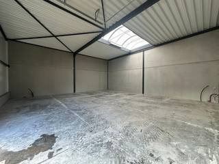 Nieuwbouw KMO-unit van 152 m² en 2 privatieve parkeerplaatsen te koop in Wevelgem.De geïsoleerde casco magazijnruimte is opgebouwd uit een...