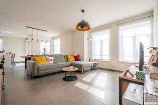 <strong>De ligging</strong><br />Dit recent en energiezuinig appartement is gelegen op de <strong>eerste verdieping</strong> van residentie "Emka", een <strong>stijlvol gebouw pal in het centrum van Kruishoutem</strong>. Het gebouw situeert zich in een zijstraat van het centrum, rustig en toch zeer centraal gelegen! Er is een vlotte bereikbaarheid tot het op- &amp; afrittencomplex van de E17 (afrit 6 Kruishoutem) alsmede diverse verbindingswegen. <br /><strong>   <br />De indeling </strong><br />Grote lichtrijke living met toegang tot het terras - volledig geïnstalleerde keuken - aparte berging met aansluiting voor wasmachine/droogkast - slaapkamer - badkamer met wastafel en douche - afzonderlijk toilet. Er is een garagebox met automatische poort inbegrepen in de huurprijs + gemeenschappelijke fietsberging. Een lift is aanwezig in het gebouw.<br /><br /><strong>Kenmerken</strong><br />- Bewoonbare oppervlakte: 73 m²<br />- CV op aardgas<br />- EPC: 55 kWh/m² jaar - A-label)<br /><br /><strong>Troeven</strong><br />- rustig doch centraal gelegen!!<br />- recent appartement!!<br /><strong>- groot 1-slpk. appartement!!<br />- energiezuinig!!</strong><br />   <br />Gemeenschappelijke kosten: 50,00 EUR / maand<br /> <br />Beschikbaarheid: 01/01/2027<br />   <br />Voor meer informatie of een bezoek, reageer via het contactformulier of stuur naar info@hckinvest.be