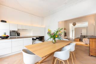 <p>Dit recent gerenoveerde appartement, op de 2de verdieping, bevindt zich op ideale locatie nabij het Zuid en de uitvalswegen. Gelegen in een kleinschalige gebouw met lage maandelijkse lasten en lift.</p>
<br /><span>Indeling: Leefruimte met frontaal zicht op het groen van de Amerikalei en een verbluffende plafondhoogte. </span><span>Eetkamer, woonkamer en de volledig geïnstalleerde keuken vloeien nadeloos over in elkaar, waardoor u altijd in connectie staat met uw gasten. Dankzij de mooie gevelbreedte vooraan en een doorzon met het raam achteraan, geniet u een overvloed aan licht. Via de leefruimte hebt u tevens toegang tot een uiterst zonnig zuidoost geörienteerd terras met zicht op de stadstuinen. Bovendien voelt u ook de authentieke charme dankzij de moulures aan het plafond. Separaat toilet. </span><span><br /></span><br /><span>Via de nachthal toegang tot een grote hoofdslaapkamer, rustig aan de achterzijde. Voorts een tweede slaapkamer. Grote badkamer voorzien van een inloopdouche en dubbele wastafel. </span><br /><br /><span>Het betreft een ruim appartement op een super gegeerde locatie met verbluffende plafondhoogte. </span><br /><span><br />Bijzonderheden:<br />- Toplocatie op het Zuid<br />- Bijzondere plafondhoogte <br />- Recent gerenoveerd met gunstig EPC<br />- Gemeenschappelijke kosten ca. 100 EUR/ maand. <br />- Kleinschalig gebouw <br />- Lift aanwezig <br />- Ruime berging op het tussenverdiep <br /><br /></span>