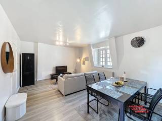 In de gouden driehoek van Brugge bevindt zich dit gezellig appartement met 1 slaapkamer. Deze is gelegen op de derde verdieping ( lift aanwezig ) en geeft ons via de inkomhal toegang tot alle ruimtes. De woonkamer geeft uit op de alom bekende Wollestraat. Van hieruit bent u overal dichtbij. De keuken grenst aan de living en is voorzien van alle nodige toestellen. Er is één ruime slaapkamer voorzien met toegang tot een zonnig terras. Tenslotte is er nog een badkamer uitgerust met douche, lavabo, wc en aansluiting voor wasmachine.<br />Dit appartement is ideaal geschikt voor iemand die van het bruisend stadsleven houdt .<br />Voor info en bezoek bel : 050/333976 of 0476/270379 ( buiten kantooruren )<br /><br />Troeven :<br />* instapklaar<br />* zonnig dakterras<br />* centraal gelegen<br />* ruime kelder aanwezig