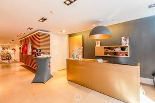 Gelegen in de Stationsstraat, dé commerciële ader van Sint-Niklaas, bevindt zich dit veelzijdig handelshuis met tal van mogelijkheden voor...