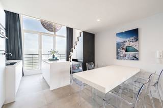 Superbe appartement mezzanine avec vue frontale sur mer et TERRASSE ENSOLEILLÉE EXCEPTIONNELLE, situé dans une résidence sur la digue, à hauteur de...