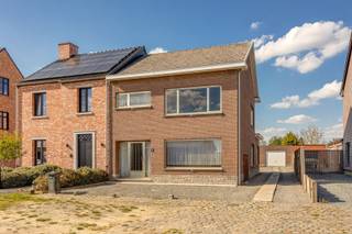 Op te frissen eengezinswoning met 3 slaapkamers op wandelafstand van het centrum van Berlaar.De statige inkomhal met gastentoilet leid je naar de...
