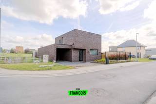 Deze recente woning (bouwjaar 2022) combineert modern comfort met energiezuinige technieken en is rustig gelegen in een doodlopende straat in Klerken.<br /><br />Bij het betreden van de woning kom je in een ruime inkomhal die leidt naar de lichtrijke, open leefruimte. Dankzij de grote raampartijen geniet je hier van een aangename natuurlijke lichtinval. De volledig uitgeruste keuken biedt alle hedendaags comfort en sluit naadloos aan op de leefruimte. Op het gelijkvloers bevinden zich bovendien een praktische berging en een inpandige garage.<br /><br />Op de verdieping zijn er drie volwaardige slaapkamers en een stijlvolle badkamer.<br /><br />De woning is uitgerust met vloerverwarming én passieve koeling, zowel beneden als boven, aangestuurd door een energiezuinige lucht/water warmtepomp. Deze installatie voorziet eveneens in het sanitair warm water, waardoor één efficiënt systeem meerdere functies combineert.<br /><br />Verder beschikt de woning over een ventilatiesysteem type D, een regenwaterput van 15.000 liter met modulerende pomp, en een geavanceerd filtersysteem met koolstoffilter en UV-lamp. De 20 zonnepanelen (380 Wp per paneel), zuidoost georiënteerd, zijn aangesloten op een hybride omvormer die voorbereid is op batterijopslag.<br /><br />Qua afwerking werd gekozen voor onderhoudsvriendelijke keramische vloeren (60x60 cm) doorheen de volledige woning. De ramen en deuren zijn uitgevoerd in PVC met driedubbele beglazing (met een aluminium schuifraam), en alle opengaande ramen zijn voorzien van draai-kipsystemen én vliegenramen.<br /><br />Tot slot is de woning uitgerust met een videofoon die via een app bediend kan worden, en zijn alle slaapkamers voorzien van aansluitingen voor internet en distributie.<br /><br />Kortom, een instapklare, energiezuinige woning met alle hedendaags comfort op een rustige topligging.<br /><br />