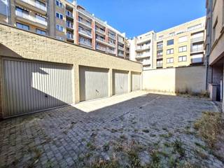 Centraal gelegen garagebox in de gezellige Strandwijk te Zeebrugge. Deze garage is makkelijk toegankelijk en bevindt zich in de buitenlucht op het gelijkvloers, wat zorgt voor een vlotte in- en uitrit. Ideaal voor het veilig stallen van uw wagen, fietsen of als extra bergruimte. Op wandelafstand van het strand en dichtbij de belangrijkste verbindingswegen.<br /><br />Troeven:<br />- Centrale ligging in Zeebrugge,<br />- Gelijkvloerse, ruime garagebox,<br />- Vlotte toegankelijkheid,<br /><br />Neem contact op om uw bezoek in te plannen.<br /><br />Afmetingen:<br />- 3,1m breed,<br />- 6m diep,