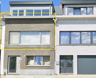 <p>Bent u op zoek naar een comfortabel en praktisch ingedeeld appartement? Dan is dit gezellige appartement op de eerste verdieping zeker een bezoek waard.<br /><br />Het appartement beschikt over een lichtrijke leefruimte en een ingerichte keuken voorzien van een keramische kookplaat, oven en koelkast met diepvriesvak.<br /><br />Verder zijn er nog 2 volwaardige slaapkamers en een goede, functionele indeling, waardoor de beschikbare ruimte optimaal wordt benut.<br />De badkamer is uitgerust met een douche, toilet en een badmeubel met lavabo.<br /><br />Verder geniet u van tal van extra voorzieningen:<br /><br />- Verlichting aanwezig<br />- Gordijnen voorzien<br />- Vliegenramen<br /><br />Het appartement is gelegen op de eerste verdieping en bereikbaar via een trap<br /><br />Verder is er nog voldoende parkeergelegenheid in de directe omgeving<br /><br />Onmiddellijk beschikbaar.<br /><br />Heb je interesse? Vraag uw bezoek aan via onze website https://www.immovl.be/te-huur/list en druk op de knop <strong>'IK WENS EEN BEZOEK'.</strong></p>
