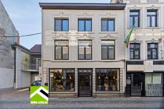 A environ 50 mètres de la Grand-Place de Tongres se trouve cette maison commerciale unique.<br /><br />Le rez-de-chaussée est aménagé avec un espace commercial à l'avant (24 m²) et un atelier à l'arrière (55 m²) avec un espace de stockage (22 m²) et une cave.<br /><br />À l'arrière, il y a un accès au garage attenant et verrouillable (16,5 m²) avec une entrée par la Grand-Place.<br /><br />Les étages sont aménagés en logement, qui a été en grande partie rénové :<br />Étage +1 :<br /> x Deux grandes chambres (18 m² et 24,5 m²), dont une avec dressing ;<br /> x Salle de bain avec baignoire et lavabo ;<br /> x Toilettes séparées au rez-de-chaussée et à l'étage 1 ;<br />Étage +2 :<br /> x Beau salon lumineux avec cuisine équipée et mezzanine.<br /><br />Ce bâtiment correspond-il parfaitement à votre recherche ? Venez certainement le visiter et découvrez tous ses avantages.<br /><br />INTÉRESSÉ ?<br />Planifiez une visite en appelant le 012 23 00 23 ou posez vos questions à roland@immo-leroi.be.