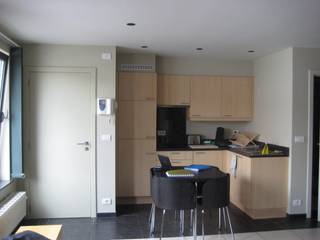 Mooi en moderne studio, geschilderd in lichte tinten. Gelegen in een rustig gebouw in een zijstraat van de Stationsstraat.De studio bestaat uit een...