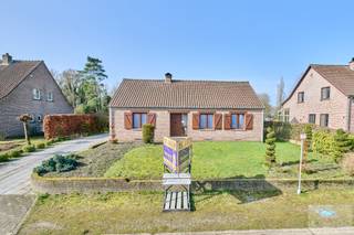 Deze charmante goed onderhouden woning uit de jaren 1980 is gelegen op een uitzonderlijk ruim perceel van maar liefst 2.500 m² in een bosrijke...