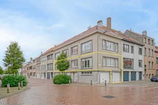 Dit instapklare hoekappartement op de eerste verdieping is gelegen op een rustige ligging en vlakbij verschillende voorzieningen (winkels,...