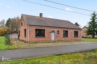 Ruime vrijstaande niet-vergunde woning in landelijke omgevingDeze vrijstaande, niet-vergunde woning is gelegen in agrarisch gebied en biedt een zee...