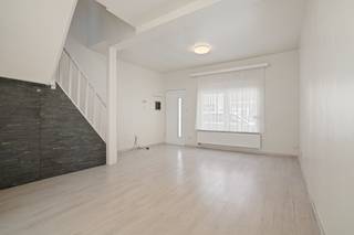 <p>Deze goed onderhouden woning geniet van een uitstekende ligging in Vilvoorde, op korte afstand van het mooie domein Drie Fonteinen en met een vlotte verbinding dankzij het openbaar vervoer.</p><p>De woning biedt een aangename woonindeling en vormt een ideale basis voor wie op zoek is naar een eerste woning of een interessante investering. De elektriciteitsinstallatie is conform, wat een belangrijke troef is.</p><p><br /></p><p>De woning beschikt momenteel over een EPC-label E. Hierdoor is de renovatieplicht van toepassing en dienen er op termijn energetische verbeteringswerken uitgevoerd te worden. Dit biedt toekomstige eigenaars bovendien de mogelijkheid om de woning verder te moderniseren en het energiecomfort te verbeteren.</p><p><br /></p><p><strong>Indeling:</strong></p><p>Deze gesloten bebouwing omvat een woonkamer (25 m²), een aparte keuken (met vaatwasser, kookplaat, oven, koelkast), twee slaapkamers (14 m² en 16 m²), apart toilet, badkamer en een praktische kelder. De woning beschikt over dubbele beglazing, PVC- en houten ramen, en manuele rolluiken.</p><p><br /></p><p><strong>Troeven:</strong></p><ul><li>Goed onderhouden</li><li>Centrale ligging nabij alle voorzieningen</li><li>Elektriciteit conform</li><li>Kelder met extra bergruimte</li></ul><p>Meer informatie? Contacteer Maïthé Carrasco via +32 2 270 90 75.</p>