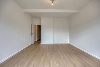 <p><span>2 SLK appartement met terras van ca. 40 m²</span></p><p><span> </span></p><p><span>Aan de Kruishofstraat in Antwerpen bevindt zich dit verzorgd afgewerkte appartement met twee slaapkamers en een royaal terras. Het appartement werd recent gerenoveerd en afgewerkt met lichte houtlookvloeren en een eigentijdse keuken en badkamer, wat zorgt voor een frisse, harmonieuze uitstraling.</span></p><p><span> </span></p><p><span>De ruime leefruimte geniet dankzij het grote raam van een aangename natuurlijke lichtinval en biedt plaats voor een gezellige zithoek en een eetruimte. De afzonderlijke keuken combineert witte kasten met een donker werkblad en een spatwand in marmerlook. Ze is uitgerust met een gas kookplaat, oven en dampkap en biedt rechtstreeks toegang tot het terras.</span></p><p><span> </span></p><p><span>Beide slaapkamers zijn afgewerkt in dezelfde lichte stijl. De badkamer beschikt over een inloopdouche met glazen wand en marmerlookbekleding, een wastafelmeubel in warme houttint en een spiegelkast. Daarnaast is er een afzonderlijk toilet.</span></p><p><span> </span></p><p><span>Een absolute troef is het grote terras van circa 40 m², met ruimte voor een eettafel, een loungehoek en groen naar eigen smaak. Hier geniet u van een open uitzicht en een aangename buitenruimte.</span></p><p><span> </span></p><p><span>Het appartement heeft EPC-label C, een conforme elektrische installatie en geen asbest. Het appartement beschikt over een privatieve kelder. </span></p><p><span>Een autostaanplaats kan bijkomend worden aangekocht voor € 15.000.</span></p><p><span> </span></p><p><span>De ligging nabij Park Den Brandt, invalswegen en openbaar vervoer maakt dit appartement bijzonder aantrekkelijk voor wie comfortabel wil wonen met groen en een vlotte bereikbaarheid in de buurt.</span></p><p><span> </span></p><p><span>Interesse? Contacteer ons voor meer informatie of een bezoek ter plaatse!</span></p><p><span> </span></p>