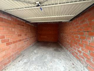 Praktische garagebox vlakbij centrum RoeselareOp zoek naar een veilige en vlot bereikbare garage?Deze standaard garagebox, gelegen op korte afstand...