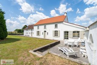 Immo Groot Leeuw presenteert u deze karaktervolle hoeve, prachtig gelegen te midden van een oase van rust en groen. De woning werd recent gerenoveerd en voorzien van een nieuw dak met isolatie, wat ze volledig instapklaar maakt en getuigt van aandacht voor detail. Binnenin geniet u van een ruime leefomgeving met een volledig uitgeruste keuken en praktische wasruimte, een gezellige eethoek en een woonkamer met een authentieke schouw. De woning beschikt over vier slaapkamers, waarvan één zich op het gelijkvloers bevindt, evenals twee badkamers die zorgen voor optimaal comfort.<br />Verder zijn er nog heel wat extra troeven, waaronder een grote garage, een carport en een kelder die extra opslagruimte biedt. Bovendien beschikt deze woning over een gunstig EPC en is de elektriciteit conform, en wordt ze momenteel verwarmd op mazout<br />Deze woning combineert landelijke charme met hedendaags wooncomfort. Contacteer ons snel voor een bezoek en ontdek de rust en ruimte die dit pand te bieden heeft!<br />Vraag uw bezoek aan via 023780444 of info@igl.immo!<br /><br /> 