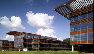 Espace de bureau confortable et lumineux à louer dans le parc de bureaux "Namur Office Park". Très facile d'accès. Parking intérieur et extérieur disponible!<br />Espace de bureau confortable et lumineux à louer dans le parc de bureaux "Namur Office Park". Très facile d'accès.<br />Parking disponible à l'intérieur: 1.000 EUR / par an<br />Parking disponible à l'extérieur: 800 EUR / p / an
