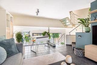 Lichtrijke split-level stadswoning met zwembad, 4 slaapkamers en zuidgerichte tuin nabij centrum Turnhout<br /><br />Licht, ruimte en een bijzondere architectuur kenmerken deze grondig gerenoveerde en instapklare stadswoning, rustig gelegen in een doodlopende, kindvriendelijke straat op wandelafstand van het centrum van Turnhout.<br /><br />De doordachte split-levelindeling zorgt voor een aangename verdeling tussen de leef- en slaapruimtes. Grote raampartijen en drie schuifdeuren brengen veel natuurlijk licht binnen en verbinden de keuken en eetruimte rechtstreeks met het terras en de zuidgerichte tuin.<br /><br />De woning beschikt over 4 slaapkamers, een dressing en een recent afgewerkte polyvalente zolderruimte, bereikbaar via een vaste trap en ideaal als bureau, hobbyruimte of extra slaapkamer. De badkamer is uitgerust met ligbad, afzonderlijke douche, toilet en dubbele wastafel. Alle slaapkamers beschikken over Daikin-airconditioning.<br /><br />De zuidgerichte stadstuin met vernieuwd zwembad van 8 x 4 m is een absolute troef. Het zwembad beschikt over een nieuwe liner, automatisch doseersysteem, warmtepomp, zomer- en winterzeil en nieuwe boordstenen. Achteraan biedt een tuinpoortje praktische toegang met de fiets.<br /><br />Verder beschikt de woning over een inpandige garage met automatische poort en laadpaal, een ruime kelder/wasplaats en extra bergruimte.<br /><br />Ook energetisch scoort de woning uitstekend: EPC A (91 kWh/m²/jaar), vloerverwarming in de leefruimtes, zonnepanelen van ca. 4.625 kWp en groenestroomcertificaten van €270 per certificaat tot 29/12/2031.<br /><br />De Grote Markt, winkels, scholen, horeca en openbaar vervoer bevinden zich op wandelafstand, terwijl u thuis geniet van een rustige ligging aan een speelpleintje.<br /><br />Interesse? Neem contact op met Kris via 0475 77 50 60 om een bezoekmoment in te plannen.