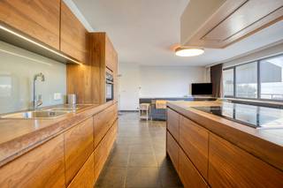 Uitzonderlijk ruim wonen op een toplocatie in het centrum van Hasselt. Bent u op zoek naar ruimte, licht en comfort in het centrum van de stad? Dit indrukwekkende appartement op het Torenplein 2 bus 2 biedt met een oppervlakte van maar liefst 192 m2 een zee aan mogelijkheden. Gelegen in de bruisende kern van Hasselt, vindt u winkels, restaurants, cafés en scholen op wandelafstand. Bij binnenkomst via de inkomhal ervaart u direct het ruime gevoel. De leefruimte is dankzij de grote raampartijen voorzien van veel natuurlijk licht. In de leefruimte is er een open keuken voorzien met kookeiland: de ideale plek voor wie van koken en gezelligheid houdt. Het appartement beschikt over maar liefst 4 ruime slaapkamers. De master bedroom is uitgerust met aansluitend een dressing en badkamer. Verder is er een praktische bergruimte met aansluiting voor wasmachine en droogkast. Het zeer grote terras is een uniek pluspunt; hier geniet u in alle rust van het uitzicht op de vijver, midden in de stad. Ondanks het bouwjaar (1974) is het pand uitstekend onderhouden en zeer energiezuinig met een gunstig EPC-label B. Kortom: een uniek pand met enorm potentieel voor wie droomt van ruim wonen op een absolute toplocatie in het centrum van Hasselt ! Heeft u interesse, dan is dit pand zeker een bezoek waard !