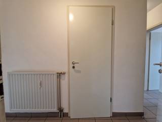 Welkom in dit instapklaar appartement met EPC-label B te centrum Lubbeek. Rustig maar toch zeer centraal gelegen, kunnen we hier zeker spreken van een vlotte verbinding met de invalswegen en bevindt ze zich op korte afstand van winkels en andere voorzieningen.<br /><br />Dit ruime appartement beschikt over een lichtrijke leefruimte aan de achterzijde met aansluitend een volledig uitgeruste keuken. Verder vinden we nog twee slaapkamers aan de voorzijde terug en nog een derde kamer die kan dienst doen als bureau, kinderkamer of bergruimte. Tenslotte is er nog een aparte badkamer met douche in bad, berging met aansluiting voor wasmachine /droogkast en een afzonderlijk toilet. <br /><br />Extra troef zijn de autostaanplaatsen vooraan en op straat. Het appartement is beschikbaar vanaf 1 juli en de provisie voor gemeenschappelijke kosten bedragen € 100 per maand, hier zijn het privatief verbruik van water & verwarming inbegrepen. Wel geven we ook nog mee dat het een huurcontract van korte duur betreft, namelijk voor 1 jaar.<br /><br />Interesse? Neem contact op voor een bezichtiging met Ben via 0468 58 04 09 of ben@sophimo.be