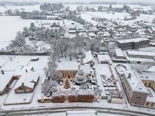 Située à Mater, charmante section de la ville d’Oudenaarde, cette villa exceptionnelle se niche dans un cadre résidentiel paisible et verdoyant. Vous profitez ici d’un équilibre parfait entre intimité et accessibilité, à proximité du centre-ville, des commerces, écoles et transports.<br /><br />La propriété, sur un terrain de plus d’un hectare, offre ±715 m² habitables répartis sur trois étages. Chaque espace respire le raffinement, avec des matériaux de qualité et un aménagement élégant.<br /><br />Le rez-de-chaussée privilégie l’espace, la lumière et l’ouverture vers l’extérieur. Le salon, la salle à manger et la cuisine équipée s’ouvrent sur une grande terrasse ensoleillée. L’étang de baignade attenant constitue un véritable havre de paix.<br /><br />On y trouve également un bureau, une buanderie, des halles et rangements. Le sous-sol comprend plusieurs caves idéales pour le vin et les provisions.<br /><br />À l’étage : plusieurs grandes chambres dont une suite parentale avec salle de bain, salles de bains supplémentaires, placards et un second bureau. Le dernier étage offre une chambre et un grand grenier aménageable à souhait.<br /><br />Le jardin mature avec grand étang et zone de détente prolonge la qualité de vie extérieure.<br /><br />Plus d’infos et visite 3D sur www.hillewaere-vastgoed.be