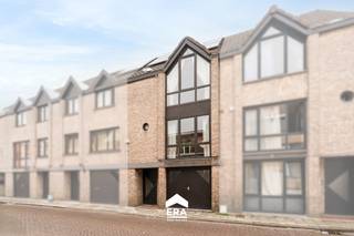 Bent u op zoek naar een <strong>instapklare, energiezuinige woning </strong>op een uitstekende locatie? Dan is deze volledig vernieuwde gezinswoning op de buitenrand van Eeklo zeker een bezoek waard!
<p>De woning, oorspronkelijk gebouwd in 1996, onderging in <strong>2025 een totaalrenovatie</strong> waarbij alles met oog voor kwaliteit en hedendaags wooncomfort werd aangepakt. Zo werden onder andere de vloeren vernieuwd, een stijlvolle nieuwe keuken en badkamer geplaatst, de elektriciteit volledig vernieuwd en zonnepanelen geïnstalleerd. Bovendien is de woning <strong>asbestveilig</strong> en beschikt ze over een <strong>energiezuinig EPC-label A</strong>, waardoor u zorgeloos en duurzaam kunt wonen.</p>
<p>Binnen vindt u een ruime en lichtrijke leefruimte met aansluitend een gezellig balkon, ideaal om te genieten van een kop koffie of een aperitief in de zon. De woning beschikt momenteel over <strong>drie volwaardige slaapkamers</strong>, met bovendien de mogelijkheid om eenvoudig een <strong>vierde slaapkamer</strong> te creëren, perfect voor grotere gezinnen of wie een extra bureau of hobbyruimte wenst.</p>
<p>Ook buiten is het aangenaam vertoeven dankzij de leuke, onderhoudsvriendelijke tuin. Verder is er een praktische <strong>inpandige garage</strong> die extra comfort en opbergruimte biedt.</p>
<p>De ligging is een absolute troef: op de buitenrand van Eeklo geniet u van een rustige woonomgeving, terwijl scholen, winkels, het station en alle dagelijkse voorzieningen zich op korte afstand bevinden.</p>
<p>Kortom, een volledig vernieuwde woning waar kwaliteit, energiezuinigheid en een uitstekende ligging hand in hand gaan. Maak snel een afspraak en ontdek zelf alle troeven van deze prachtige woning!</p>